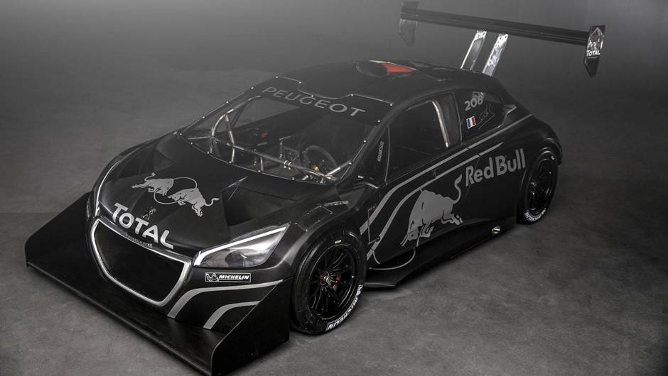 A frente n&atilde;o deixa por menos com o spoiler vistoso | <a href="https://quatrorodas.abril.com.br/noticias/fabricantes/peugeot-revela-208-pikes-peak-738727.shtml" rel="migration">Leia mais</a>