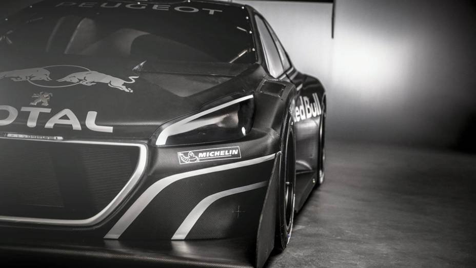 O bólido será pilotado por ninguém mais, ninguém menos do que Sebastien Loeb | <a href="https://quatrorodas.abril.com.br/noticias/fabricantes/peugeot-revela-208-pikes-peak-738727.shtml" rel="migration">Leia mais</a>