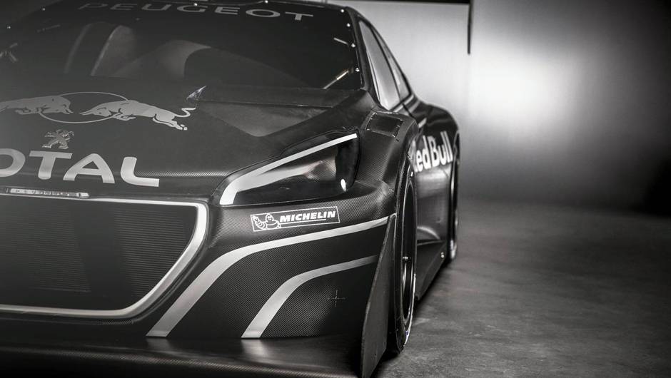 O b&oacute;lido ser&aacute; pilotado por ningu&eacute;m mais, ningu&eacute;m menos do que Sebastien Loeb | <a href="https://quatrorodas.abril.com.br/noticias/fabricantes/peugeot-revela-208-pikes-peak-738727.shtml" rel="migration">Leia mais</a>