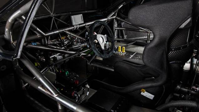 Espartano, o interior tem banco concha em posição central e instrumentos digitais | <a href="https://quatrorodas.abril.com.br/noticias/fabricantes/peugeot-revela-208-pikes-peak-738727.shtml" rel="migration">Leia mais</a> Espartano, o interior tem banco concha em posição central e instrumentos digitais | <a href="https://quatrorodas.abril.com.br/noticias/fabricantes/peugeot-revela-208-pikes-peak-738727.shtml" rel="migration">Leia mais</a>