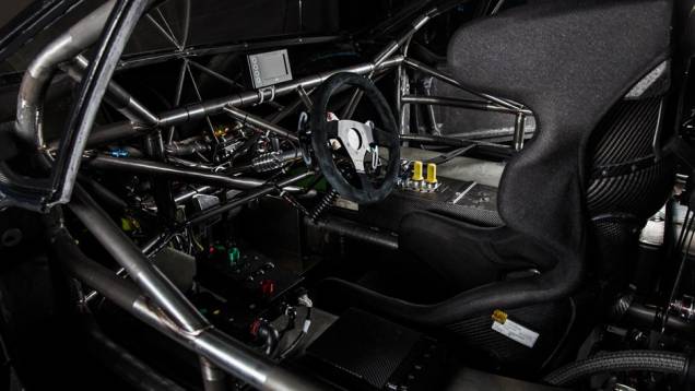 Espartano, o interior tem banco concha em posição central e instrumentos digitais | <a href="https://quatrorodas.abril.com.br/noticias/fabricantes/peugeot-revela-208-pikes-peak-738727.shtml" rel="migration">Leia mais</a>