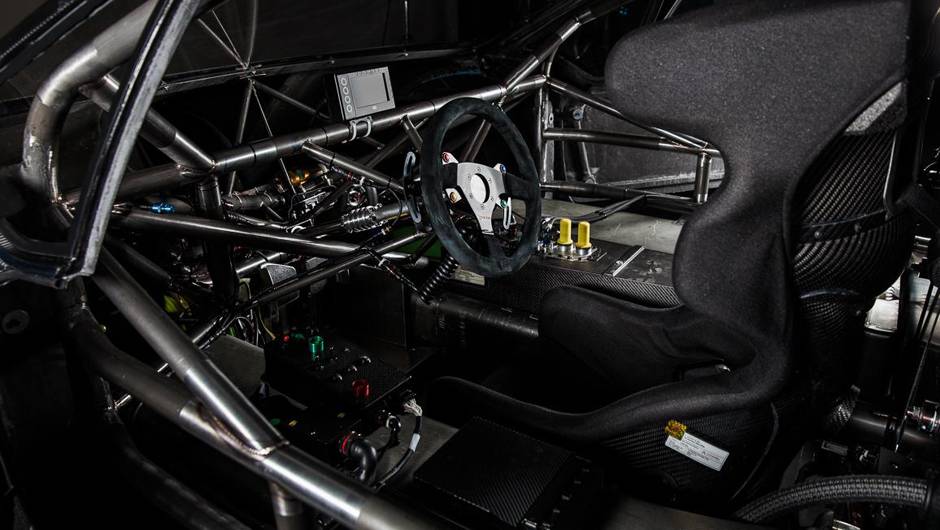 Espartano, o interior tem banco concha em posi&ccedil;&atilde;o central e instrumentos digitais | <a href="https://quatrorodas.abril.com.br/noticias/fabricantes/peugeot-revela-208-pikes-peak-738727.shtml" rel="migration">Leia mais</a>