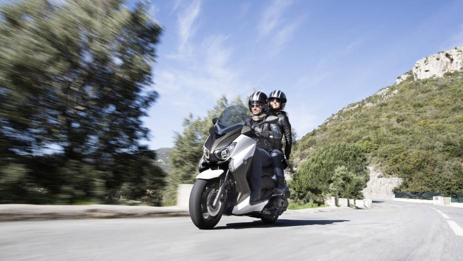 Maxi-scooter chega ao mercado europeu no mês de maio | <a href="https://quatrorodas.abril.com.br/moto/noticias/yamaha-lanca-x-max-400-europa-738761.shtml" rel="migration">Leia mais</a>