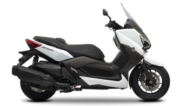 De acrodo com a Yamaha, maxi-scooter atinge a velocidade máxima de 150 km/h | <a href="https://quatrorodas.abril.com.br/moto/noticias/yamaha-lanca-x-max-400-europa-738761.shtml" rel="migration">Leia mais</a>