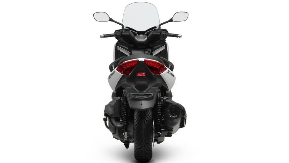 Segundo a montadora, o novo modelo pesa 211 kg (ordem de marcha) | <a href="https://quatrorodas.abril.com.br/moto/noticias/yamaha-lanca-x-max-400-europa-738761.shtml" rel="migration">Leia mais</a>