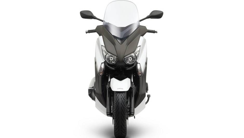 Equipado com far&oacute;is e lanternas de LED e ponteira de escapamento Akrapovic, este maxi-scooter da Yamaha possui um tanque de combust&iacute;vel com capacidade para 14 litros | <a href="%20https://quatrorodas.abril.com.br/moto/noticias/yamaha-lanca-x-max-400-europa-7" rel="migration"></a>