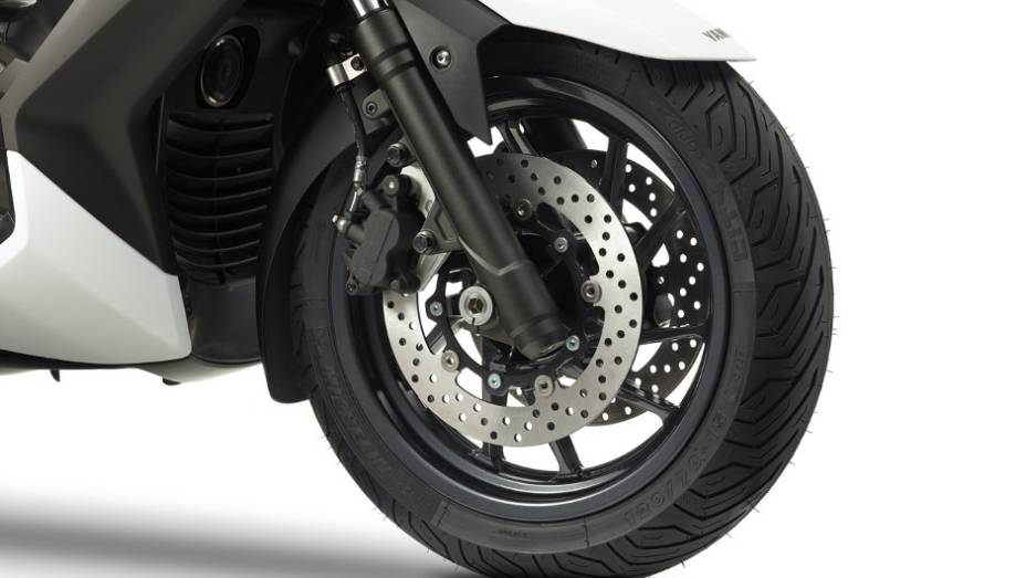 O X-Max 400 conta também com disco duplo de freio na roda dianteira, enquanto que a roda traseira apresenta disco simples | <a href="%20https://quatrorodas.abril.com.br/moto/noticias/yamaha-lanca-x-max-400-europa-738761.shtml" rel="migration">Leia mais</a>