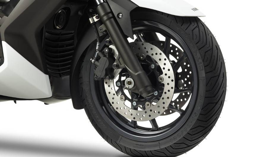 O X-Max 400 conta tamb&eacute;m com disco duplo de freio na roda dianteira, enquanto que a roda traseira apresenta disco simples | <a href="%20https://quatrorodas.abril.com.br/moto/noticias/yamaha-lanca-x-max-400-europa-738761.shtml" rel="migration">Leia mais</a>