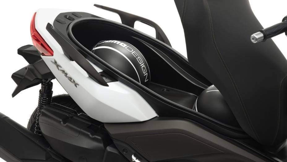 Compartimento para guardar objetos | <a href="https://quatrorodas.abril.com.br/moto/noticias/yamaha-lanca-x-max-400-europa-738761.shtml" rel="migration">Leia mais</a>