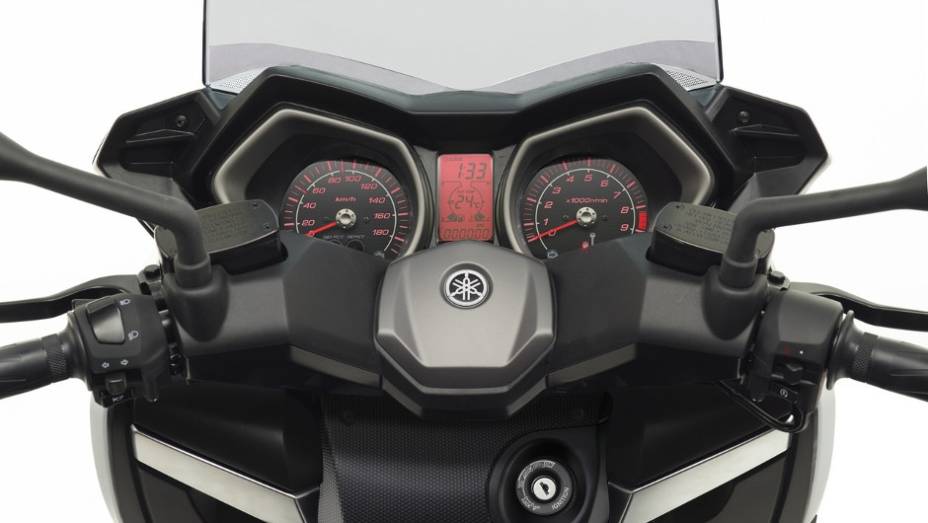 Painel do novo X-Max 400 | <a href="https://quatrorodas.abril.com.br/moto/noticias/yamaha-lanca-x-max-400-europa-738761.shtml" rel="migration">Leia mais</a>