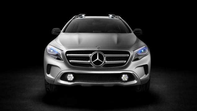 A dianteira tem faróis repuxados e a grade frontal típica dos novos Mercedes | <a href="https://quatrorodas.abril.com.br/saloes/xangai/2013/mercedes-benz-gla-738831.shtml" rel="migration">Leia mais</a>