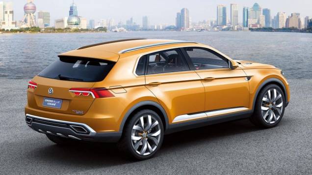 Apesar de coupé, o modelo tem quatro portas | <a href="https://quatrorodas.abril.com.br/saloes/xangai/2013/vw-crossblue-coupe-concept-738932.shtml" rel="migration">Leia mais</a>