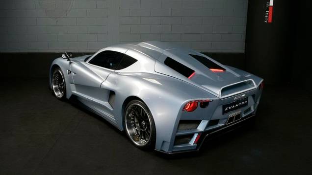 Como grande atrativo, o modelo conta com motor 7.0 V8 | <a href="https://quatrorodas.abril.com.br/noticias/fabricantes/mazzanti-evantra-revelado-739095.shtml" rel="migration">Leia mais</a>