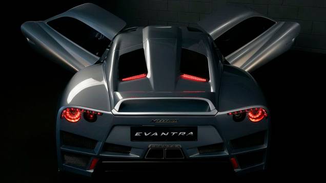 O Evantra vem equipado com transmissão manual ou sequencial de seis marchas, além de tração traseira | <a href="%20https://quatrorodas.abril.com.br/noticias/fabricantes/mazzanti-evantra-revelado-739095.shtml" rel="migration">Leia mais</a> O Evantra vem equipado com transmissão manual ou sequencial de seis marchas, além de tração traseira | <a href="%20https://quatrorodas.abril.com.br/noticias/fabricantes/mazzanti-evantra-revelado-739095.shtml" rel="migration">Leia mais</a>