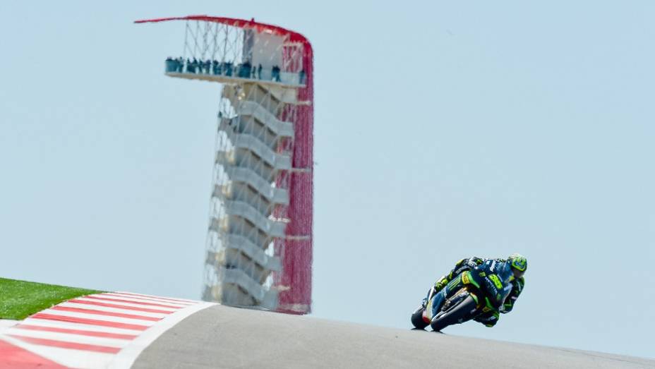 Cal Crutchlow (Monster Yamaha Tech 3) larga em quarto | <a href="https://quatrorodas.abril.com.br/moto/noticias/marquez-faz-1a-pole-carreira-austin-739216.shtml" rel="migration">Leia mais</a>