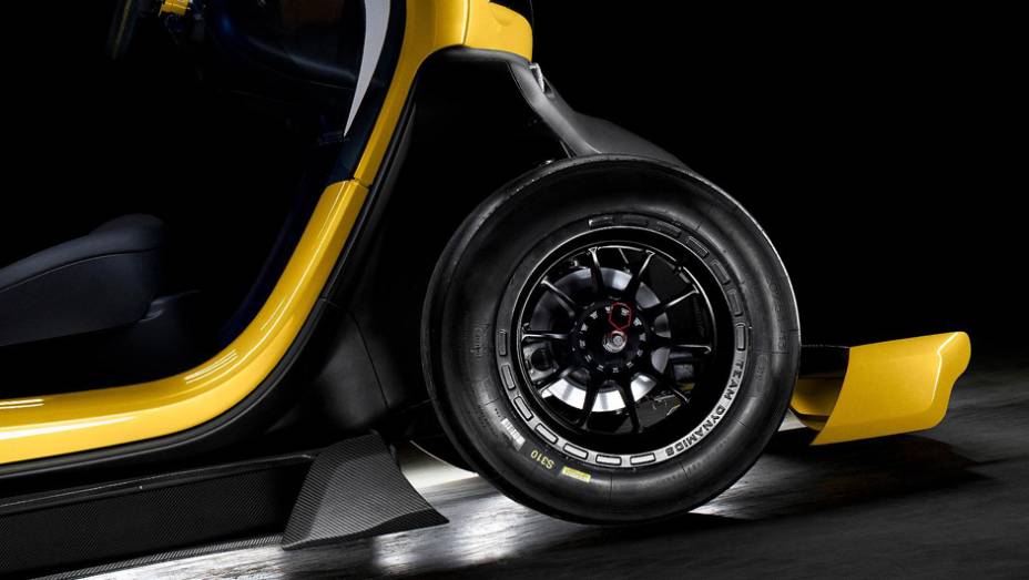 Até pneus slick foram colocados no pequenino Twizy | <a href="https://quatrorodas.abril.com.br/noticias/sustentabilidade/renault-mostra-twizy-sport-f1-739695.shtml" rel="migration">Leia mais</a>