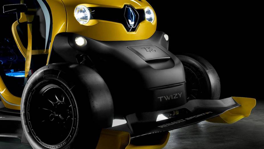 O KERS incrementa a potência em 79 cv, podendo chegar aos 96 cv - o motor original tem 17 cv | <a href="https://quatrorodas.abril.com.br/noticias/sustentabilidade/renault-mostra-twizy-sport-f1-739695.shtml" rel="migration">Leia mais</a>