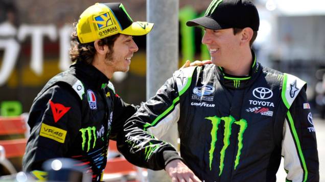 Valentino Rossi pilotou o Toyota de Kyle Busch, da NASCAR Nationwide Series | <a href="https://quatrorodas.abril.com.br/moto/noticias/valentino-rossi-ritmo-nascar-739793.shtml" rel="migration">Leia mais</a>