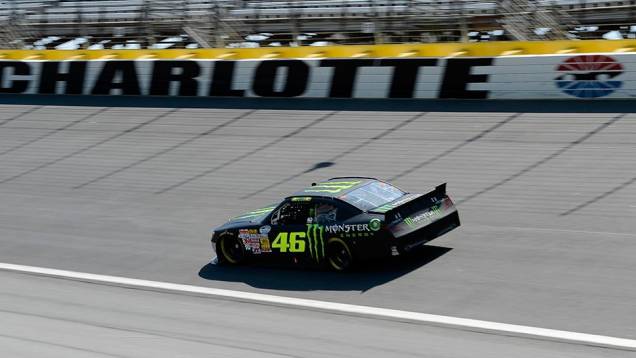 The Doctor rodou na faixa dos 300 km/h com o Toyota de Kyle Busch | <a href="https://quatrorodas.abril.com.br/moto/noticias/valentino-rossi-ritmo-nascar-739793.shtml" rel="migration">Leia mais</a>