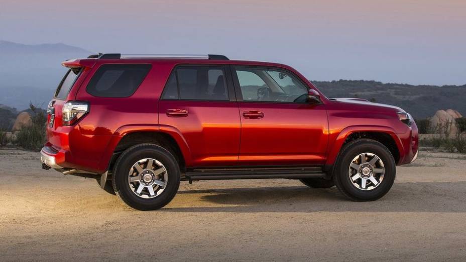 As rodas de liga-leve, que variam de 17 a 20 polegadas de acordo com a versão, também foram reformuladas | <a href="%20https://quatrorodas.abril.com.br/noticias/fabricantes/toyota-revela-novo-4runner-739940.shtml" rel="migration">Leia mais</a>