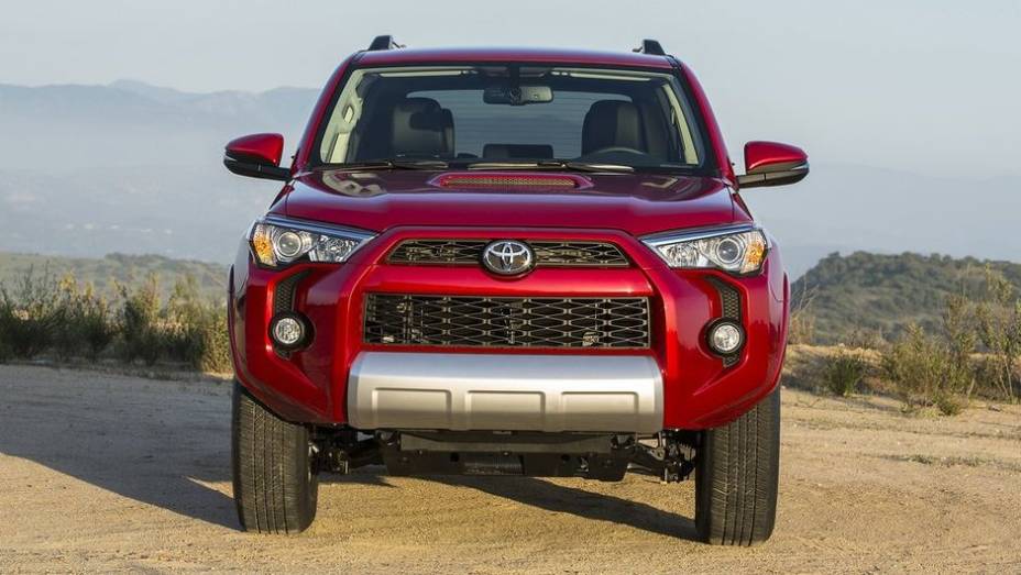 Por fora, a frente recebeu facelift, com nova grade e novos faróis | <a href="https://quatrorodas.abril.com.br/noticias/fabricantes/toyota-revela-novo-4runner-739940.shtml" rel="migration">Leia mais</a>