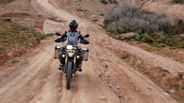 A BMW F 800 GS Adventure é alimentado pelo motor bicilíndrico de 798 cc, com refrigeração líquida | <a href="%20https://quatrorodas.abril.com.br/moto/noticias/bmw-lanca-nova-f-800-gs-adventure-740324.shtml" rel="migration">Leia mais</a>