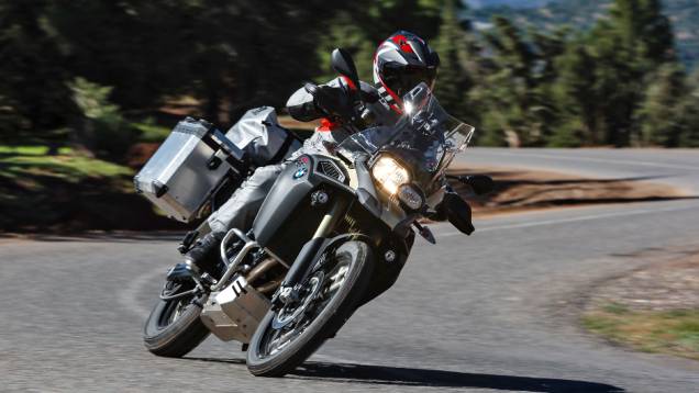 A potência da BMW F 800 GS Adventure permanece inalterada em relação à F 800 GS, ou seja, 85 cavalos a 7.500 rpm | <a href="%20https://quatrorodas.abril.com.br/moto/noticias/bmw-lanca-nova-f-800-gs-adventure-740324.shtml" rel="migration">Leia mais</a>