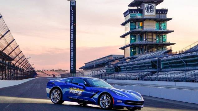 O modelo será o responsável por liderar o pelotão de pilotos na prova, que está programada para o dia 26 | <a href="https://quatrorodas.abril.com.br/noticias/fabricantes/chevrolet-corvette-stingray-sera-pace-car-indy-740349.shtml" rel="migration">Leia mais</a>