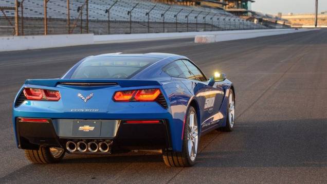 Não há nenhuma alteração de equipamento em relação ao modelo convencional, que roda pelas ruas | <a href="https://quatrorodas.abril.com.br/noticias/fabricantes/chevrolet-corvette-stingray-sera-pace-car-indy-740349.shtml" rel="migration">Leia mais</a>