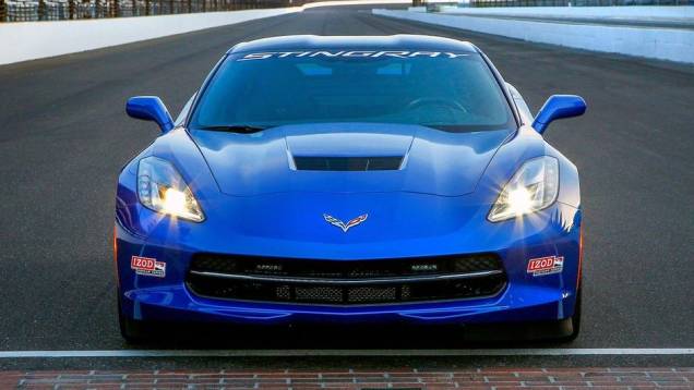 As mudanças serão apenas estéticas, com a utilização de decalques relativos à competição | <a href="https://quatrorodas.abril.com.br/noticias/fabricantes/chevrolet-corvette-stingray-sera-pace-car-indy-740349.shtml" rel="migration">Leia mais</a>