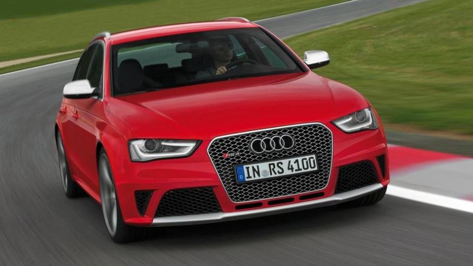 A Audi confirmou a chegada da terceira geração da perua RS4 Avant ao mercado brasileiro neste mês de maio | <a href="%20https://quatrorodas.abril.com.br/noticias/fabricantes/audi-traz-rs4-avant-ao-brasil-740778.shtml" rel="migration">Leia mais</a>