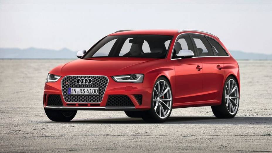 De acordo com a montadora, o RS4 Avant tem desempenho digno de qualquer esportivo, além de manter um perfil agressivo | <a href="%20https://quatrorodas.abril.com.br/noticias/fabricantes/audi-traz-rs4-avant-ao-brasil-740778.shtml" rel="migration">Leia mais</a>