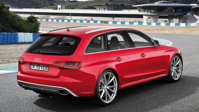 Quando o assunto é desempenho, ela não deixa a desejar. A Audi informa que o modelo acelera de 0 a 100 km/h em 4,7 segundos | <a href="%20https://quatrorodas.abril.com.br/noticias/fabricantes/audi-traz-rs4-avant-ao-brasil-740778.shtml" rel="migration">Leia mais</a>