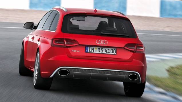 Visualmente, apresenta saias laterais, difusor traseiro, saídas de escape ovais, faróis de xenônio, entre outros | <a href="%20https://quatrorodas.abril.com.br/noticias/fabricantes/audi-traz-rs4-avant-ao-brasil-740778.shtml" rel="migration">Leia mais</a> Visualmente, apresenta saias laterais, difusor traseiro, saídas de escape ovais, faróis de xenônio, entre outros | <a href="%20https://quatrorodas.abril.com.br/noticias/fabricantes/audi-traz-rs4-avant-ao-brasil-740778.shtml" rel="migration">Leia mais</a>