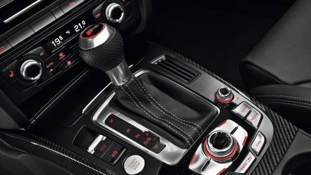 Vale ressaltar que o câmbio é o S-tronic de sete marchas e o carro também conta com sistema de tração quattro (integral) | <a href="%20https://quatrorodas.abril.com.br/noticias/fabricantes/audi-traz-rs4-avant-ao-brasil-740778.shtml" rel="migration">Leia mais</a> Vale ressaltar que o câmbio é o S-tronic de sete marchas e o carro também conta com sistema de tração quattro (integral) | <a href="%20https://quatrorodas.abril.com.br/noticias/fabricantes/audi-traz-rs4-avant-ao-brasil-740778.shtml" rel="migration">Leia mais</a>