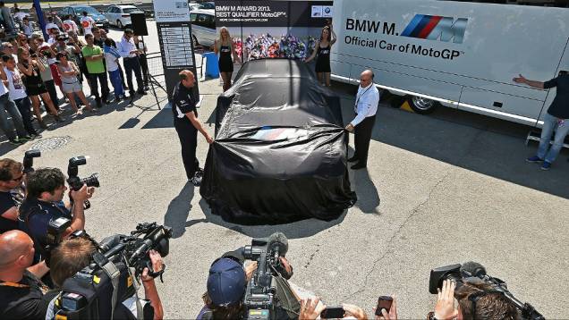 O vencedor do Prêmio M receberá o veículo com uma pintura especial e exclusiva, Frozen Black Metallic | <a href="%20https://quatrorodas.abril.com.br/moto/noticias/melhor-qualificado-motogp-recebera-bmw-740903.shtml" rel="migration">Leia mais</a> O vencedor do Prêmio M receberá o veículo com uma pintura especial e exclusiva, Frozen Black Metallic | <a href="%20https://quatrorodas.abril.com.br/moto/noticias/melhor-qualificado-motogp-recebera-bmw-740903.shtml" rel="migration">Leia mais</a>