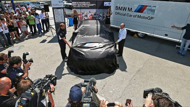 O vencedor do Prêmio M receberá o veículo com uma pintura especial e exclusiva, Frozen Black Metallic | <a href="%20https://quatrorodas.abril.com.br/moto/noticias/melhor-qualificado-motogp-recebera-bmw-740903.shtml" rel="migration">Leia mais</a>