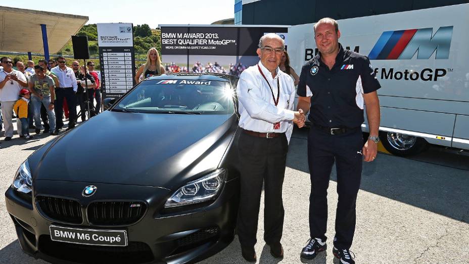 Além da pintura exclusiva, o BMW M6 Coupe está equipado com rodas com raios duplos de aro 20 polegadas| <a href="%20https://quatrorodas.abril.com.br/moto/noticias/melhor-qualificado-motogp-recebera-bmw-740903.shtml" rel="migration">Leia mais</a> Além da pintura exclusiva, o BMW M6 Coupe está equipado com rodas com raios duplos de aro 20 polegadas| <a href="%20https://quatrorodas.abril.com.br/moto/noticias/melhor-qualificado-motogp-recebera-bmw-740903.shtml" rel="migration">Leia mais</a>