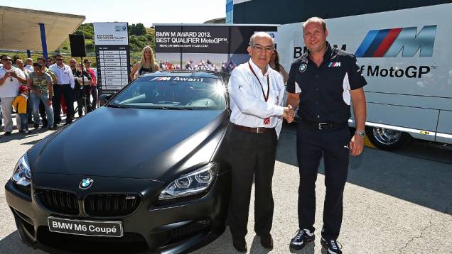 Além da pintura exclusiva, o BMW M6 Coupe está equipado com rodas com raios duplos de aro 20 polegadas| <a href="%20https://quatrorodas.abril.com.br/moto/noticias/melhor-qualificado-motogp-recebera-bmw-740903.shtml" rel="migration">Leia mais</a>