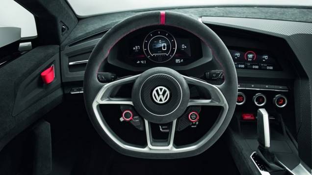 A transmissão é a DSG (dupla embreagem). O Design Vision também conta com rodas de liga-leve de 20 polegadas | <a href="%20https://quatrorodas.abril.com.br/noticias/fabricantes/vw-prepara-golf-design-vision-gti-concept-740746.shtml" rel="migration">Leia mais</a>