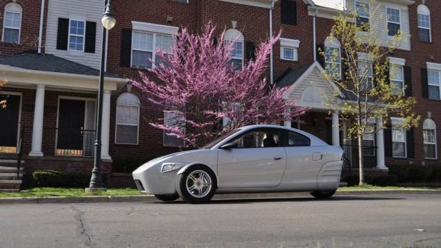 A Elio Motors revelou nesta quinta-feira (9) que o carro de três rodas desenvolvido por ela chegará ao mercado dos Estados Unidos em junho de 2014 | <a href="%20https://quatrorodas.abril.com.br/noticias/fabricantes/eua-carro-tres-rodas-chega-ao-mercado-2014-" rel="migration"></a>