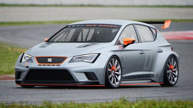 A Seat mostrou o Leon Cup Racer durante o Worthersee, evento realizado na Áustria | <a href="https://quatrorodas.abril.com.br/noticias/fabricantes/seat-apresenta-leon-cup-racer-740888.shtml" rel="migration">Leia mais</a>