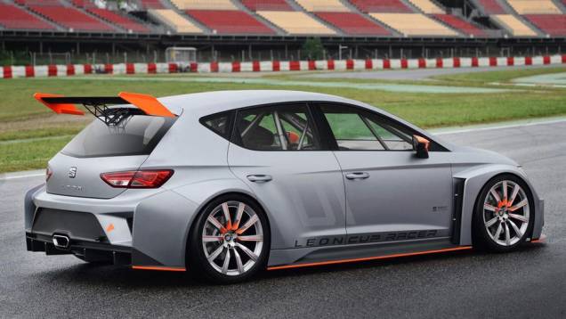 O modelo é voltado exclusivamente para as pistas e chega em duas versões - uma que será utilizada na competição homônima em 2014 e outra para provas de endurance | <a href="%20https://quatrorodas.abril.com.br/noticias/fabricantes/seat-apresenta-leon-cup-race" rel="migration"></a> O modelo é voltado exclusivamente para as pistas e chega em duas versões - uma que será utilizada na competição homônima em 2014 e outra para provas de endurance | <a href="%20https://quatrorodas.abril.com.br/noticias/fabricantes/seat-apresenta-leon-cup-race" rel="migration"></a>