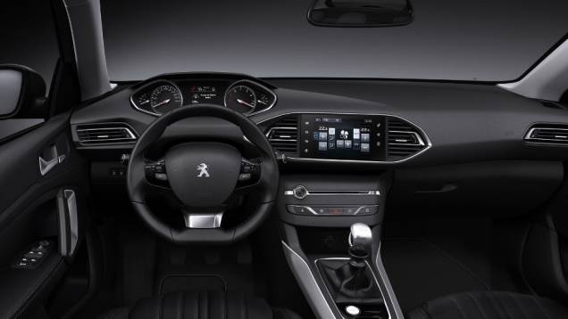 Internamente, o novo 308 adota diversos elementos do 208, incluindo volante e painel de instrumentos | <a href="%20https://quatrorodas.abril.com.br/noticias/fabricantes/peugeot-apresenta-proxima-geracao-308-741173.shtml" rel="migration">Leia mais</a>