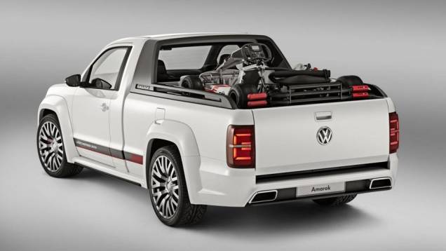 A picape-conceito é equipada com motor 3.0 V6, que oferece 272 cavalos de potência e 61,2 kgfm de torque | <a href="%20https://quatrorodas.abril.com.br/noticias/fabricantes/vw-mostrara-amarok-r-style-concept-740784.shtml" rel="migration">Leia mais</a>