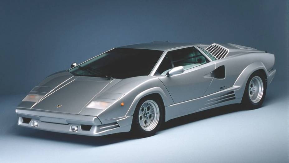 Countach 25º - Em 1988, um edição comemorativa do Countach marcou os primeiros 25 anos de atividade da Lamborghini, o Countach 25th Anniversary | <a href="%20https://quatrorodas.abril.com.br/reportagens/classicos/festa-bolonhesa-741081.shtml" rel="migration">Leia mais</a>