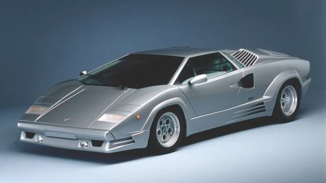 Countach 25º - Em 1988, um edição comemorativa do Countach marcou os primeiros 25 anos de atividade da Lamborghini, o Countach 25th Anniversary | <a href="%20http://quatrorodas.abril.com.br/reportagens/classicos/festa-bolonhesa-741081.shtml" rel="migration">Leia mais</a>