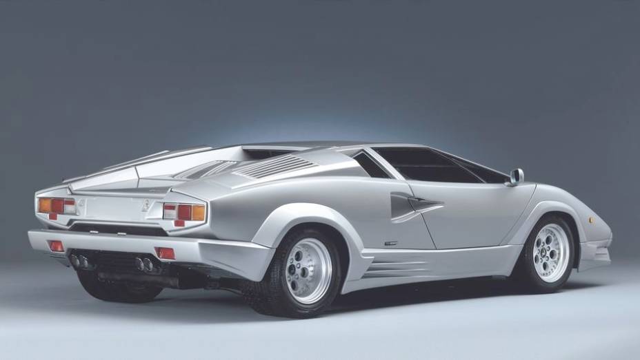 Countach 25º - Spoiler dianteiro, saias laterais e bordas nas aberturas dos paralamas deixavam o visual tanto mais agressivo, quanto mais pesado | <a href="%20https://quatrorodas.abril.com.br/reportagens/classicos/festa-bolonhesa-741081.shtml" rel="migration">Leia mais</a>