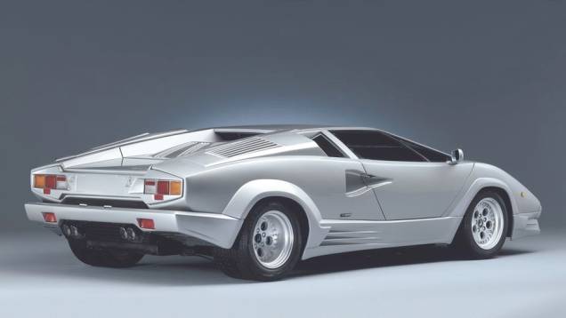 Countach 25º - Spoiler dianteiro, saias laterais e bordas nas aberturas dos paralamas deixavam o visual tanto mais agressivo, quanto mais pesado | <a href="%20https://quatrorodas.abril.com.br/reportagens/classicos/festa-bolonhesa-741081.shtml" rel="migration">Leia mais</a> Countach 25º - Spoiler dianteiro, saias laterais e bordas nas aberturas dos paralamas deixavam o visual tanto mais agressivo, quanto mais pesado | <a href="%20https://quatrorodas.abril.com.br/reportagens/classicos/festa-bolonhesa-741081.shtml" rel="migration">Leia mais</a>