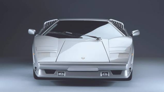 Countach 25º - Comodidades com os vidros elétricos também vieram com o pacote de alterações trazidas pelo 25th Anniversary | <a href="%20https://quatrorodas.abril.com.br/reportagens/classicos/festa-bolonhesa-741081.shtml" rel="migration">Leia mais</a>